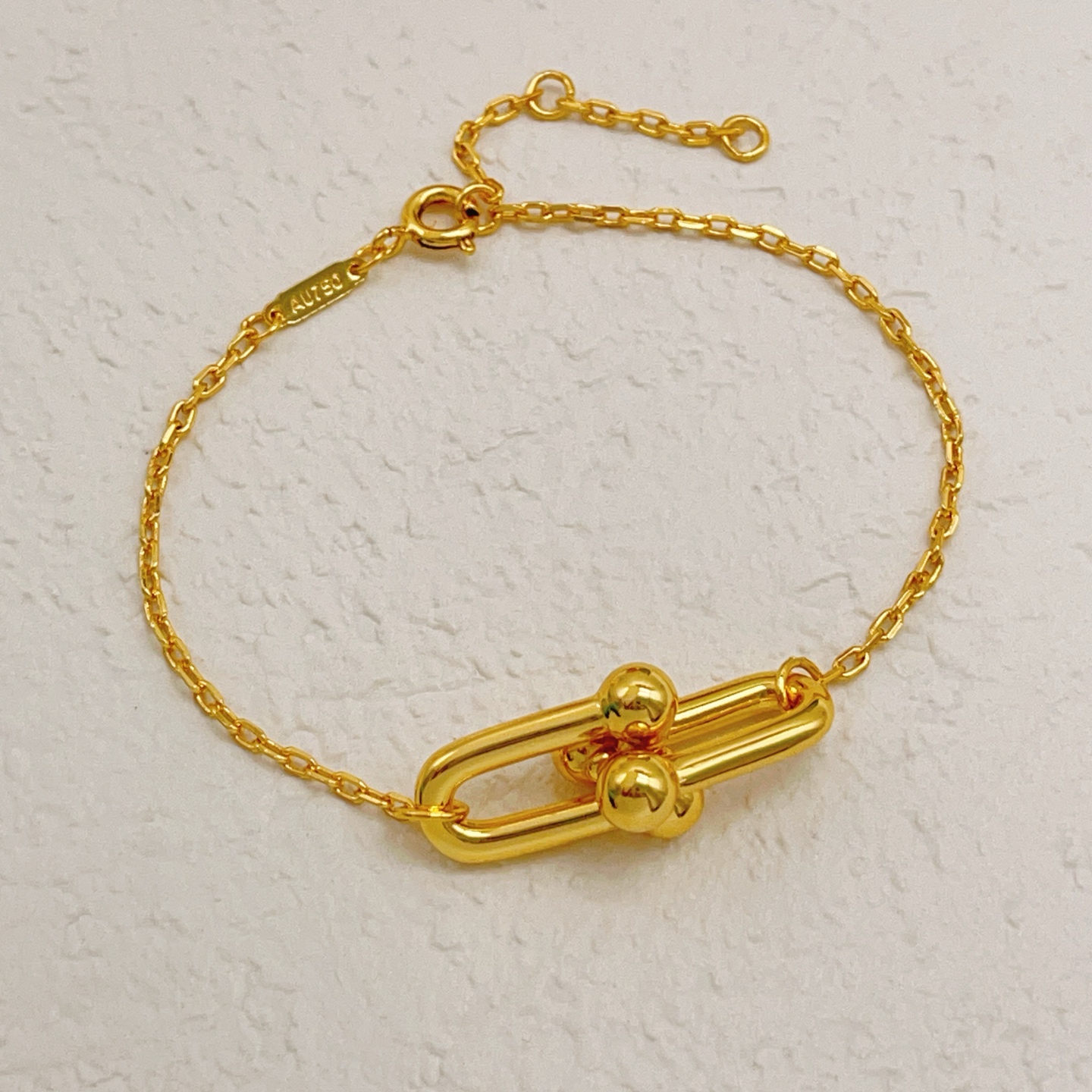 【Tiffany*帝芙尼最新款🆕🆕金色光面马蹄手链】一致官网黄铜材质，非常的上镜‼️设计很特别值得入手。