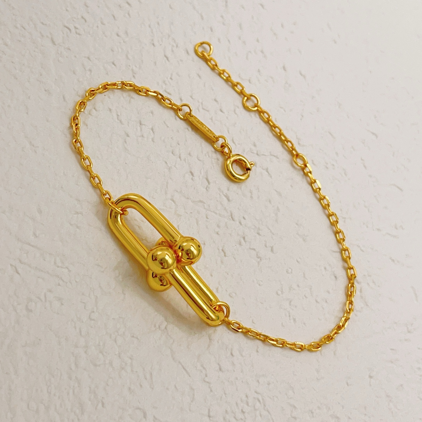 【Tiffany*帝芙尼最新款🆕🆕金色光面马蹄手链】一致官网黄铜材质，非常的上镜‼️设计很特别值得入手。