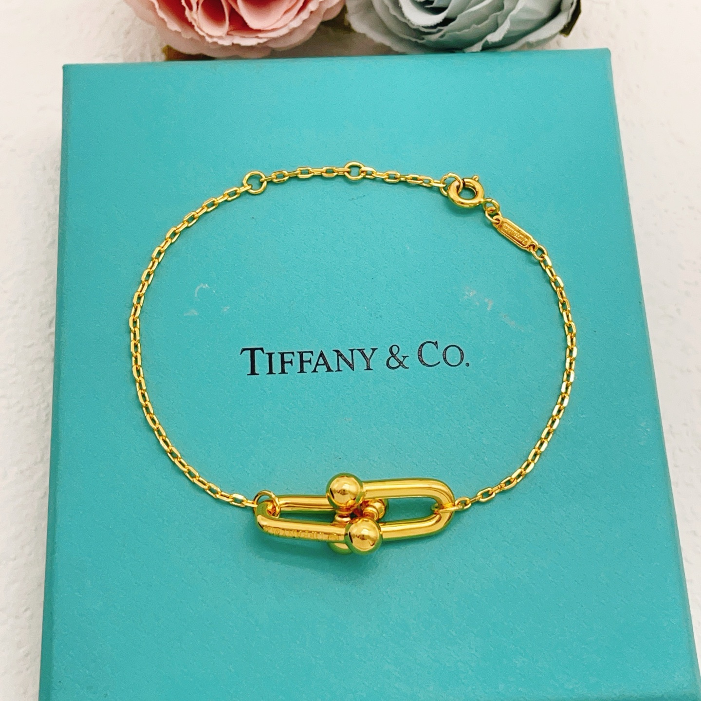 【Tiffany*帝芙尼最新款🆕🆕金色光面马蹄手链】一致官网黄铜材质，非常的上镜‼️设计很特别值得入手。