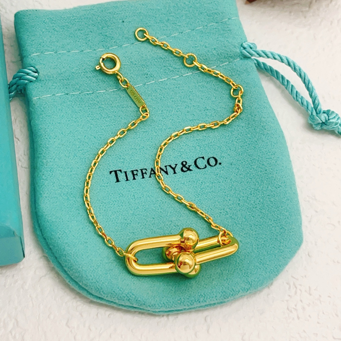 【Tiffany*帝芙尼最新款🆕🆕金色光面马蹄手链】一致官网黄铜材质，非常的上镜‼️设计很特别值得入手。