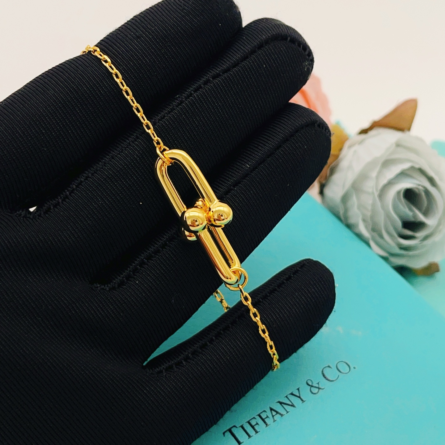 【Tiffany*帝芙尼最新款🆕🆕金色光面马蹄手链】一致官网黄铜材质，非常的上镜‼️设计很特别值得入手。