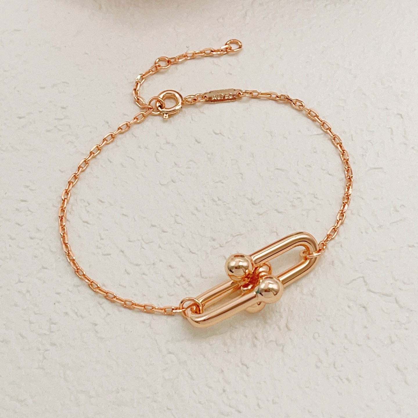 【Tiffany*帝芙尼最新款🆕🆕玫瑰金光面马蹄手链】一致官网黄铜材质，非常的上镜‼️设计很特别值得入手