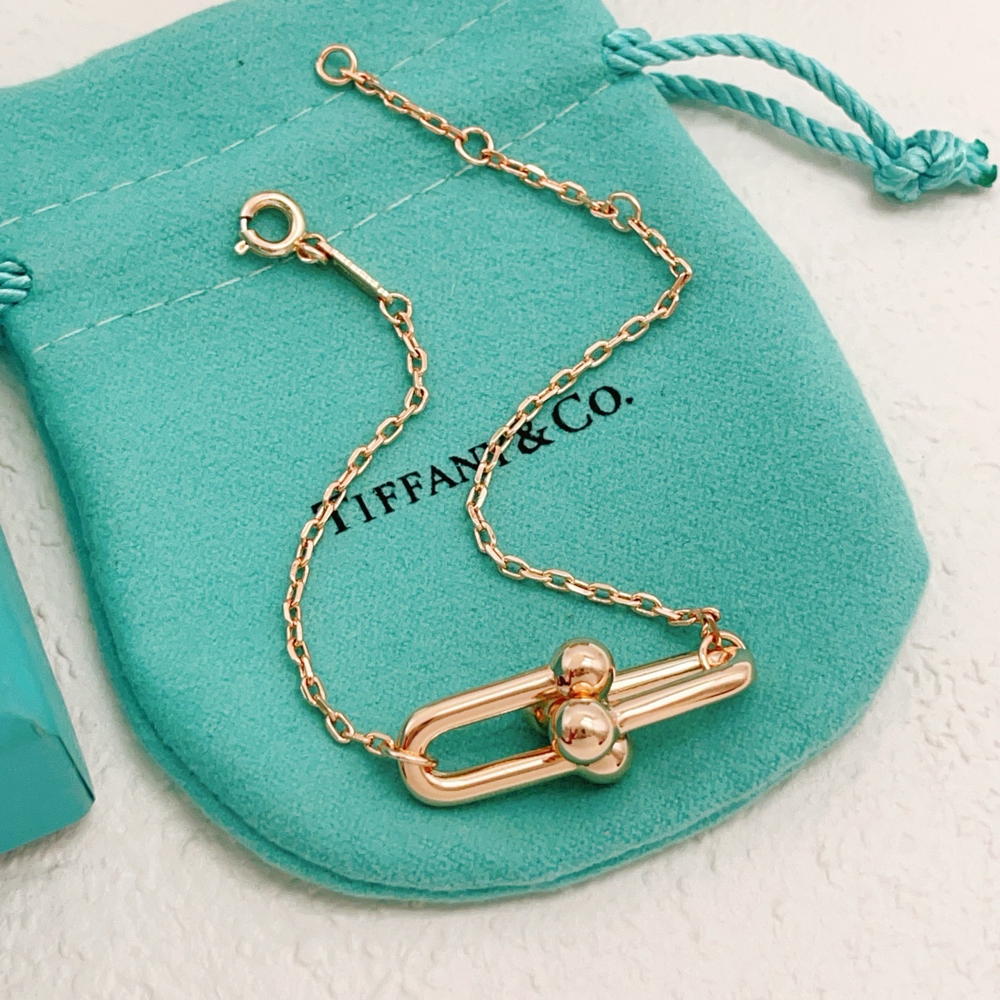 【Tiffany*帝芙尼最新款🆕🆕玫瑰金光面马蹄手链】一致官网黄铜材质，非常的上镜‼️设计很特别值得入手