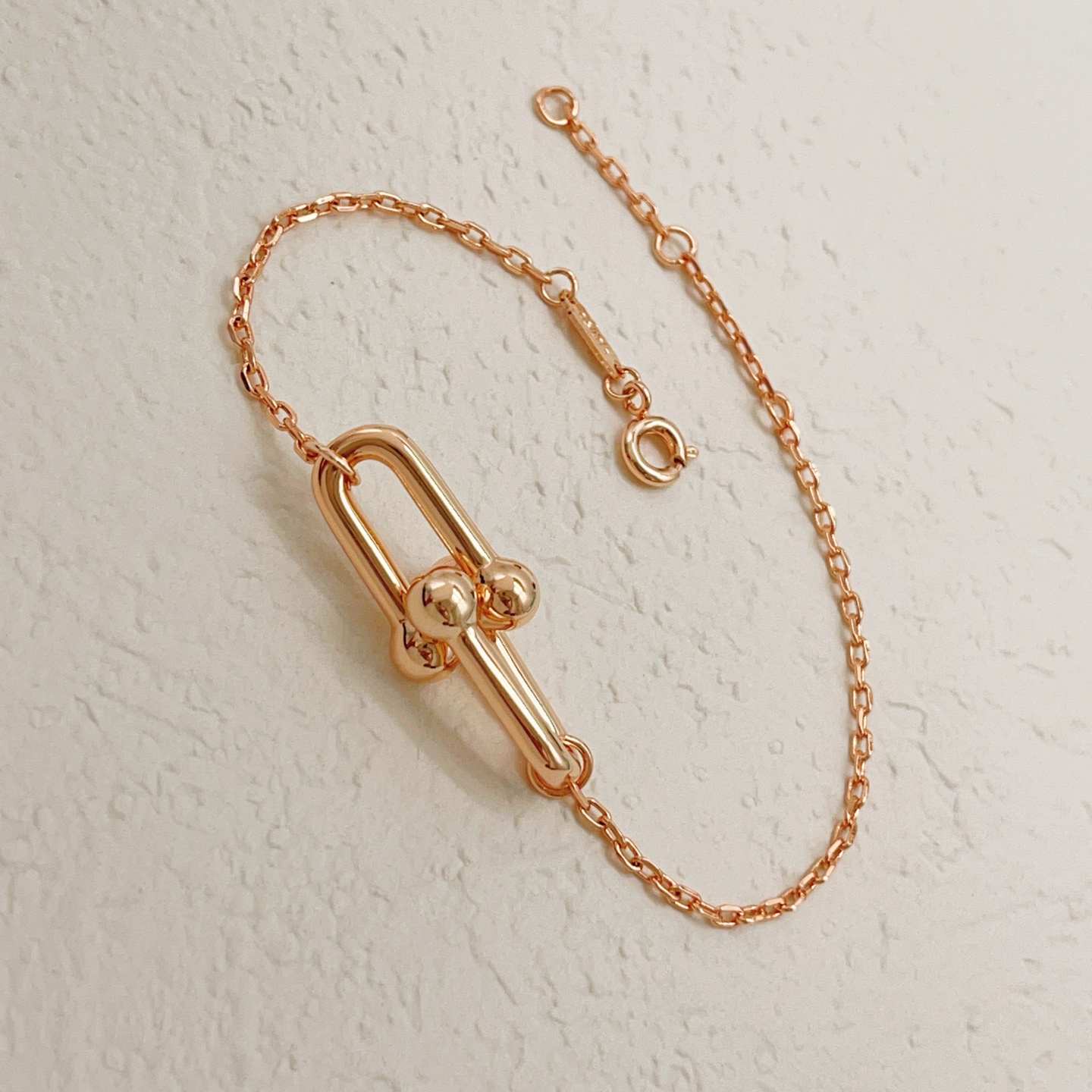 【Tiffany*帝芙尼最新款🆕🆕玫瑰金光面马蹄手链】一致官网黄铜材质，非常的上镜‼️设计很特别值得入手