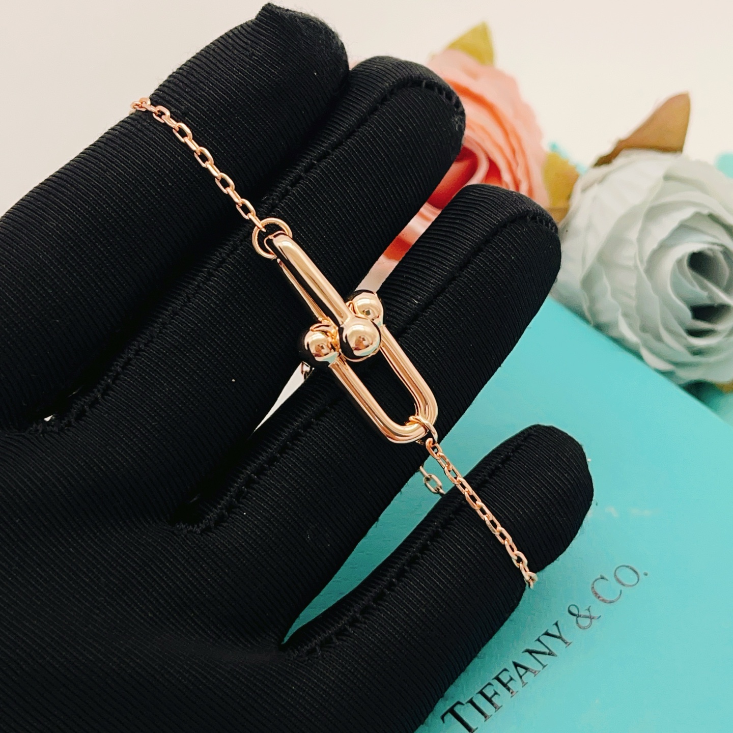 【Tiffany*帝芙尼最新款🆕🆕玫瑰金光面马蹄手链】一致官网黄铜材质，非常的上镜‼️设计很特别值得入手