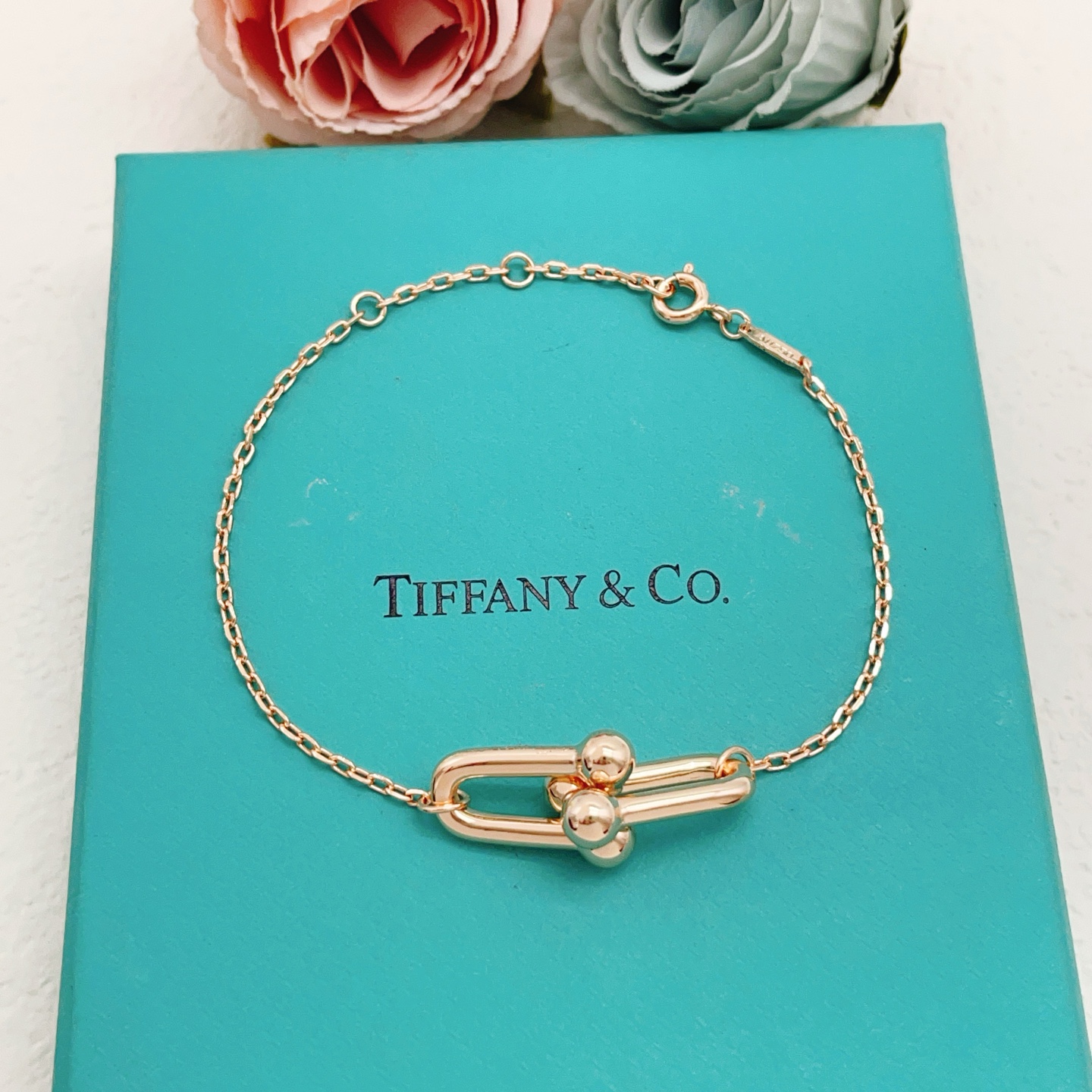 【Tiffany*帝芙尼最新款🆕🆕玫瑰金光面马蹄手链】一致官网黄铜材质，非常的上镜‼️设计很特别值得入手