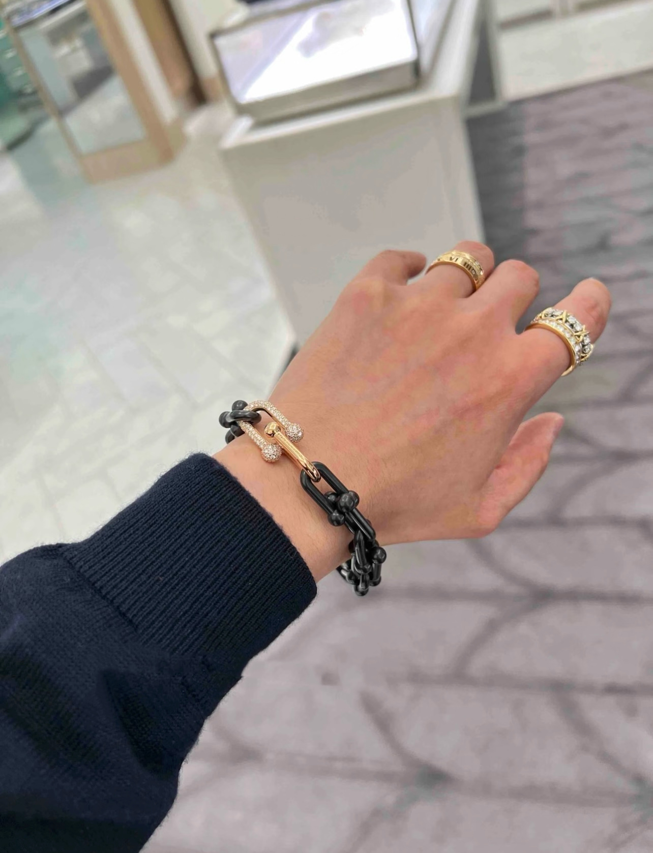 【Tiffany*帝芙尼最新款🆕🆕黑色镶钻马蹄手链】一致官网黄铜材质，非常的上镜‼️设计很特别值得入手。