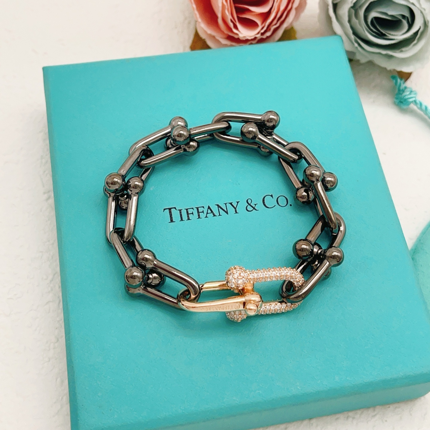 【Tiffany*帝芙尼最新款🆕🆕黑色镶钻马蹄手链】一致官网黄铜材质，非常的上镜‼️设计很特别值得入手。