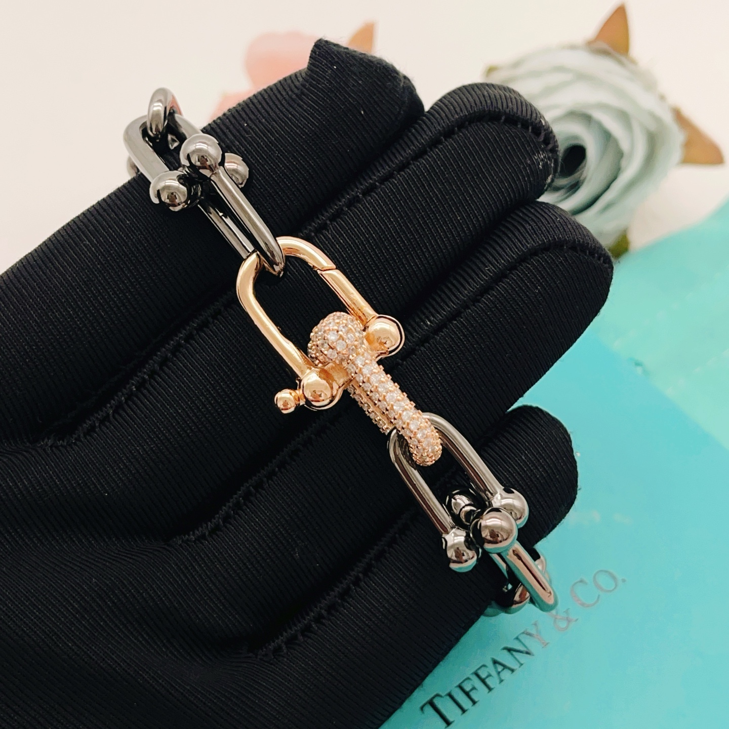 【Tiffany*帝芙尼最新款🆕🆕黑色镶钻马蹄手链】一致官网黄铜材质，非常的上镜‼️设计很特别值得入手。