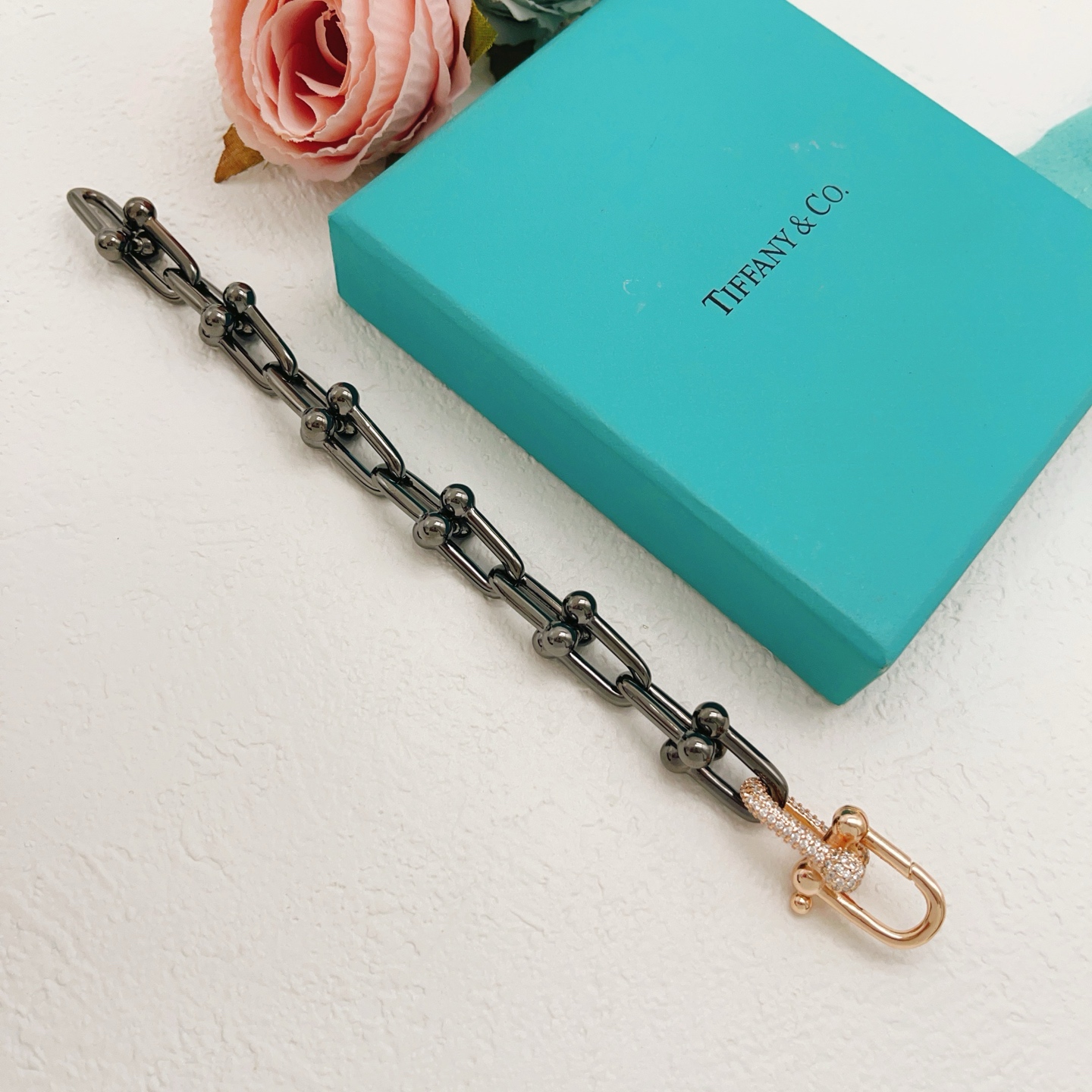 【Tiffany*帝芙尼最新款🆕🆕黑色镶钻马蹄手链】一致官网黄铜材质，非常的上镜‼️设计很特别值得入手。