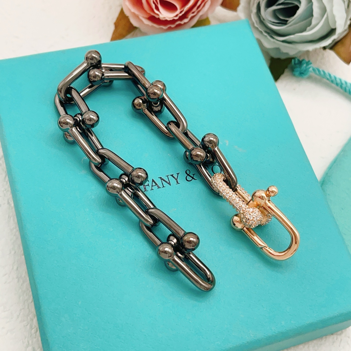 【Tiffany*帝芙尼最新款🆕🆕黑色镶钻马蹄手链】一致官网黄铜材质，非常的上镜‼️设计很特别值得入手。