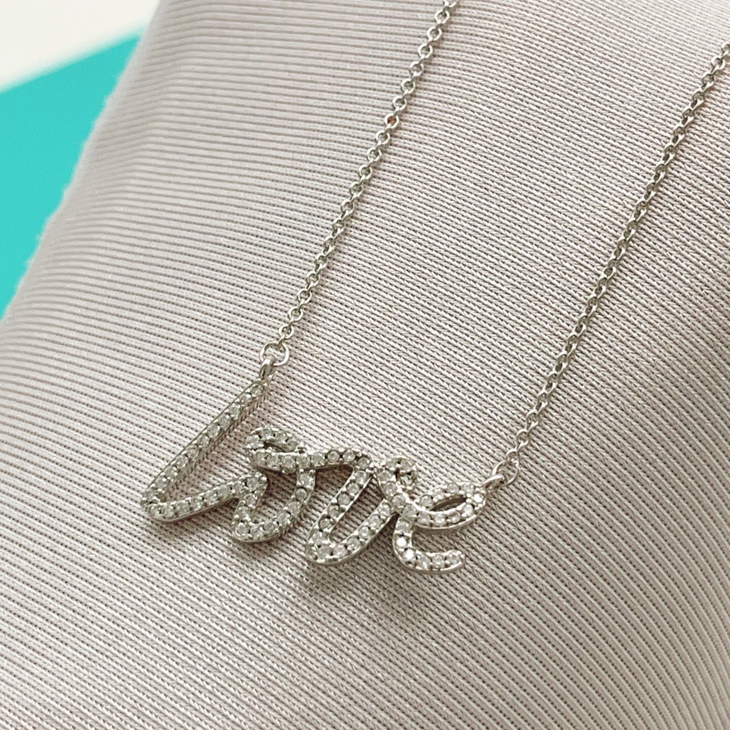 【Tiffany*帝芙尼最新款🆕🆕银色字母项链】一致官网黄铜材质，非常的上镜‼️设计很特别值得入手。高级