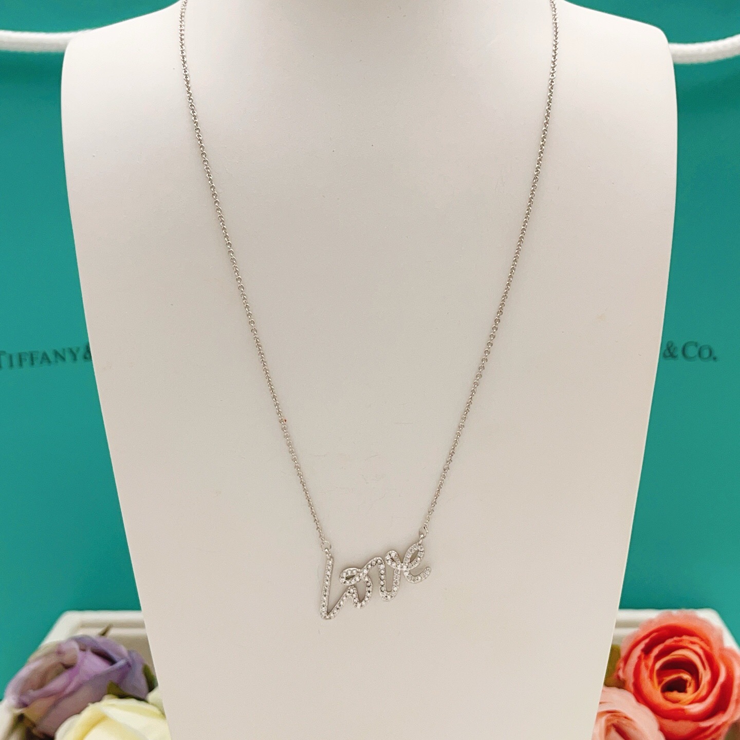 【Tiffany*帝芙尼最新款🆕🆕银色字母项链】一致官网黄铜材质，非常的上镜‼️设计很特别值得入手。高级