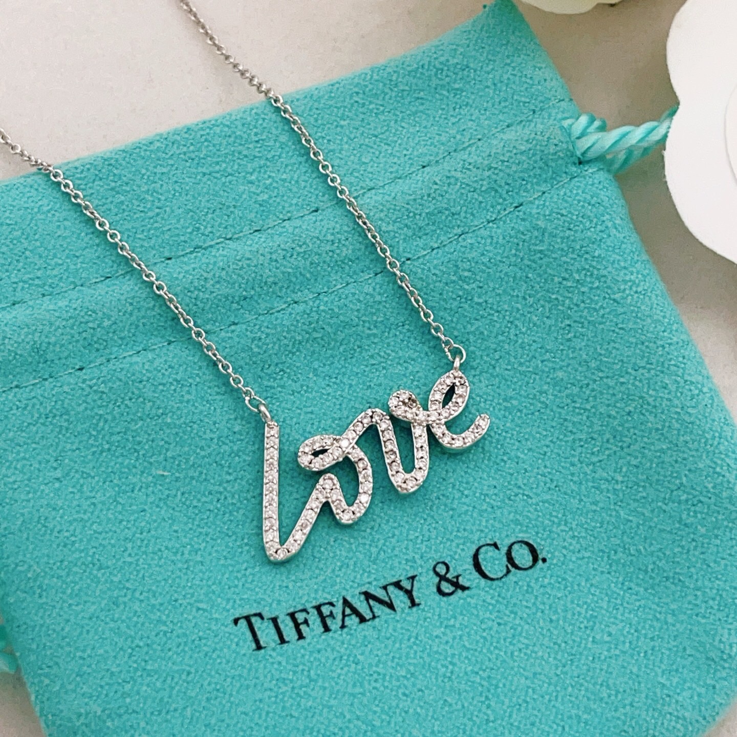 【Tiffany*帝芙尼最新款🆕🆕银色字母项链】一致官网黄铜材质，非常的上镜‼️设计很特别值得入手。高级