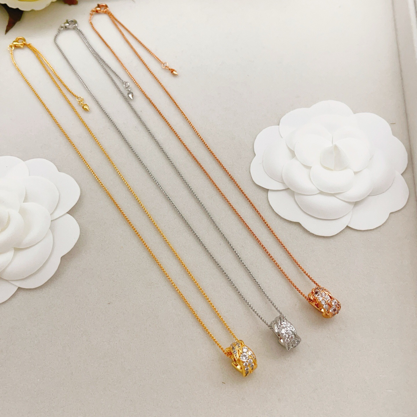 【Tiffany*帝芙尼最新款🆕🆕银色镶钻翅膀项链】一致官网黄铜材质，非常的上镜‼️设计很特别值得入手。