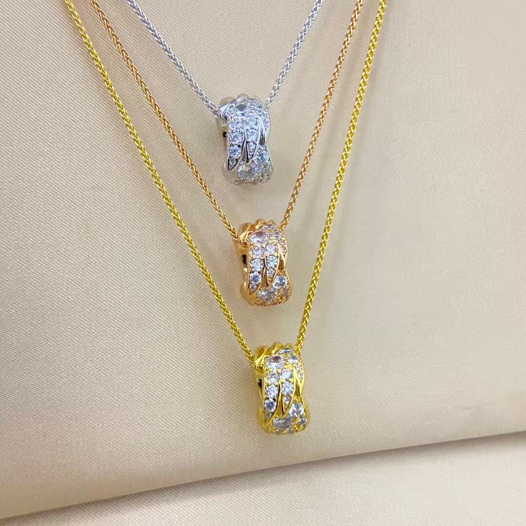【Tiffany*帝芙尼最新款🆕🆕银色镶钻翅膀项链】一致官网黄铜材质，非常的上镜‼️设计很特别值得入手。