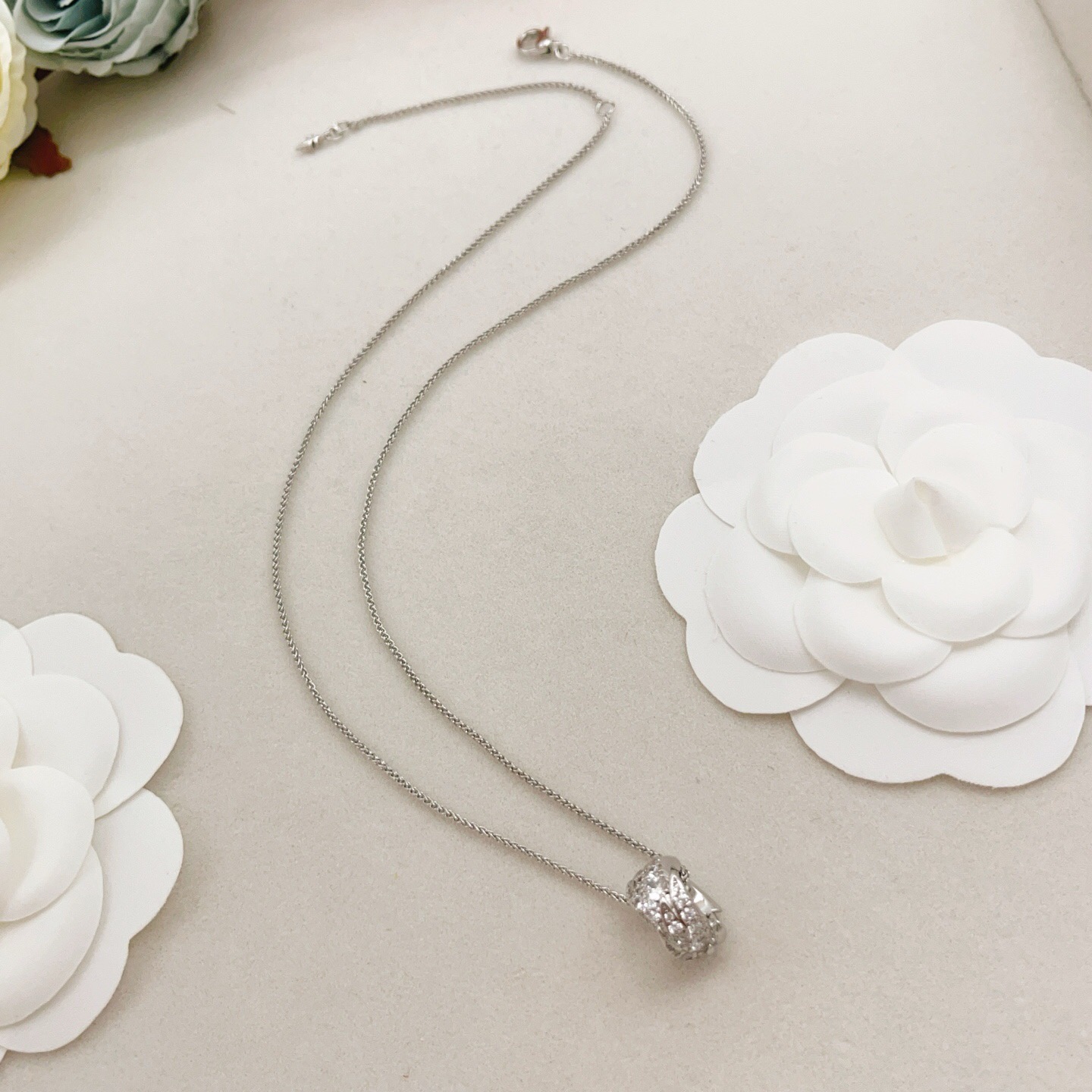 【Tiffany*帝芙尼最新款🆕🆕银色镶钻翅膀项链】一致官网黄铜材质，非常的上镜‼️设计很特别值得入手。