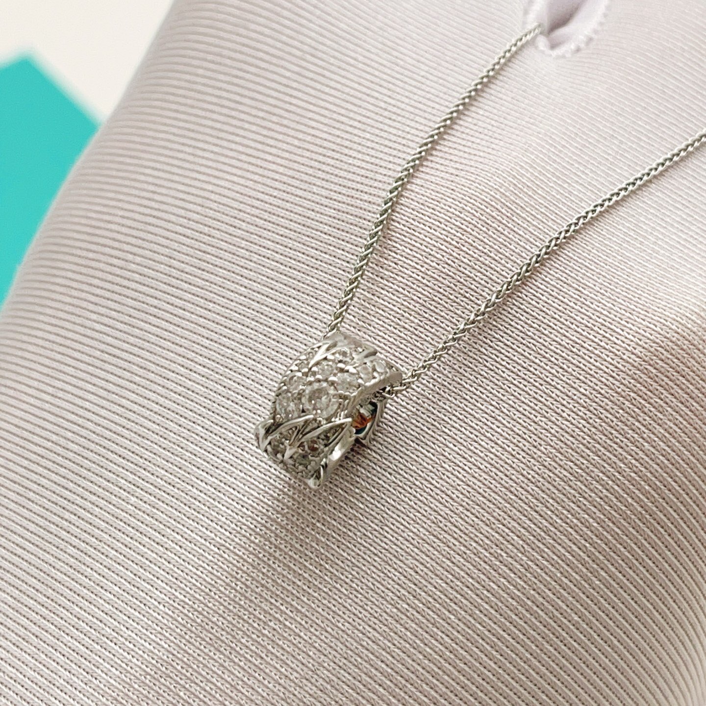 【Tiffany*帝芙尼最新款🆕🆕银色镶钻翅膀项链】一致官网黄铜材质，非常的上镜‼️设计很特别值得入手。