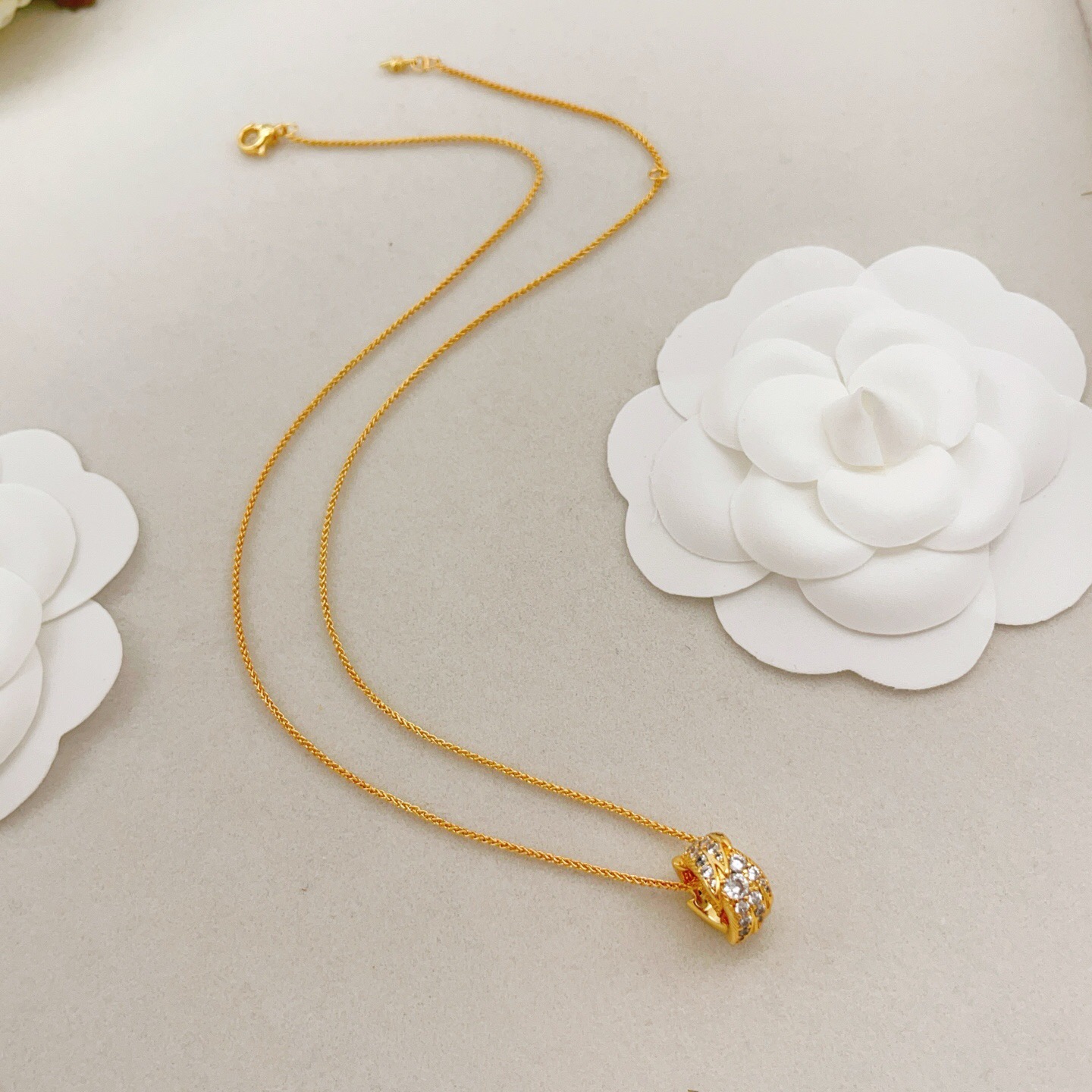 【Tiffany*帝芙尼最新款🆕🆕金色镶钻翅膀项链】一致官网黄铜材质，非常的上镜‼️设计很特别值得入手。