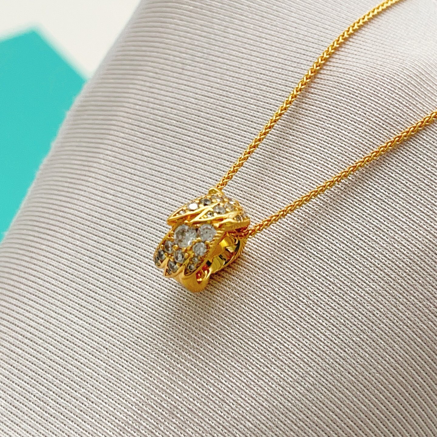 【Tiffany*帝芙尼最新款🆕🆕金色镶钻翅膀项链】一致官网黄铜材质，非常的上镜‼️设计很特别值得入手。