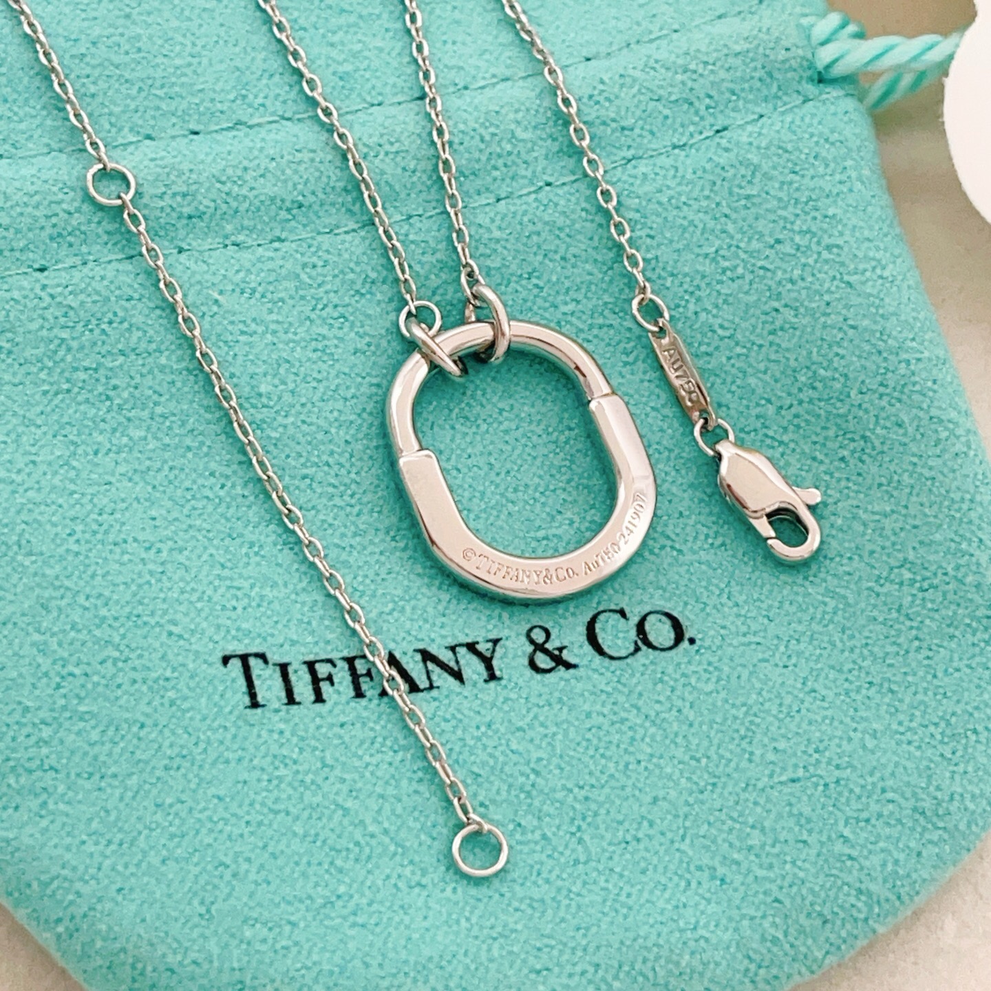 【Tiffany*帝芙尼最新款🆕🆕银色半钻U锁项链】一致官网黄铜材质，非常的上镜‼️设计很特别值得入手。
