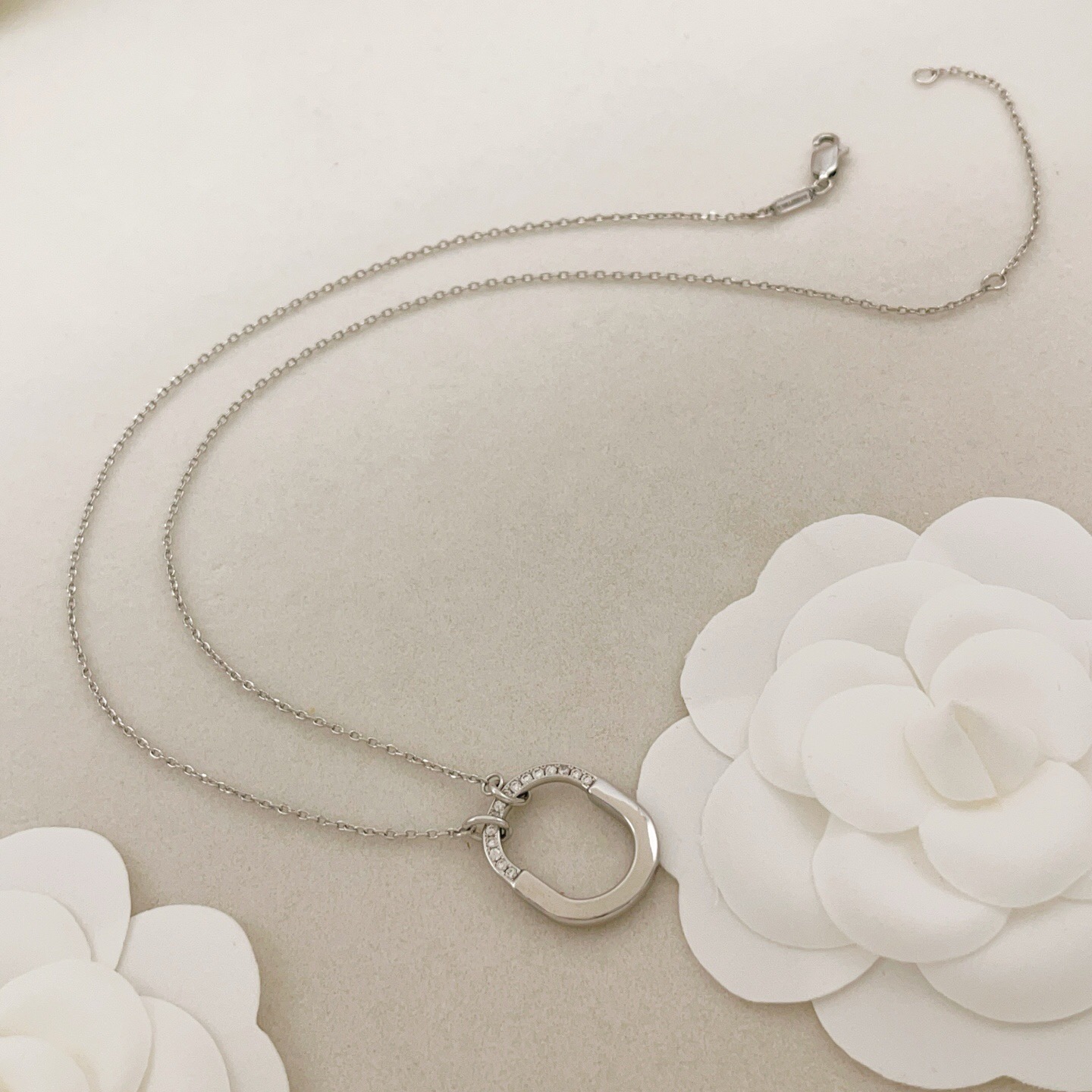 【Tiffany*帝芙尼最新款🆕🆕银色半钻U锁项链】一致官网黄铜材质，非常的上镜‼️设计很特别值得入手。