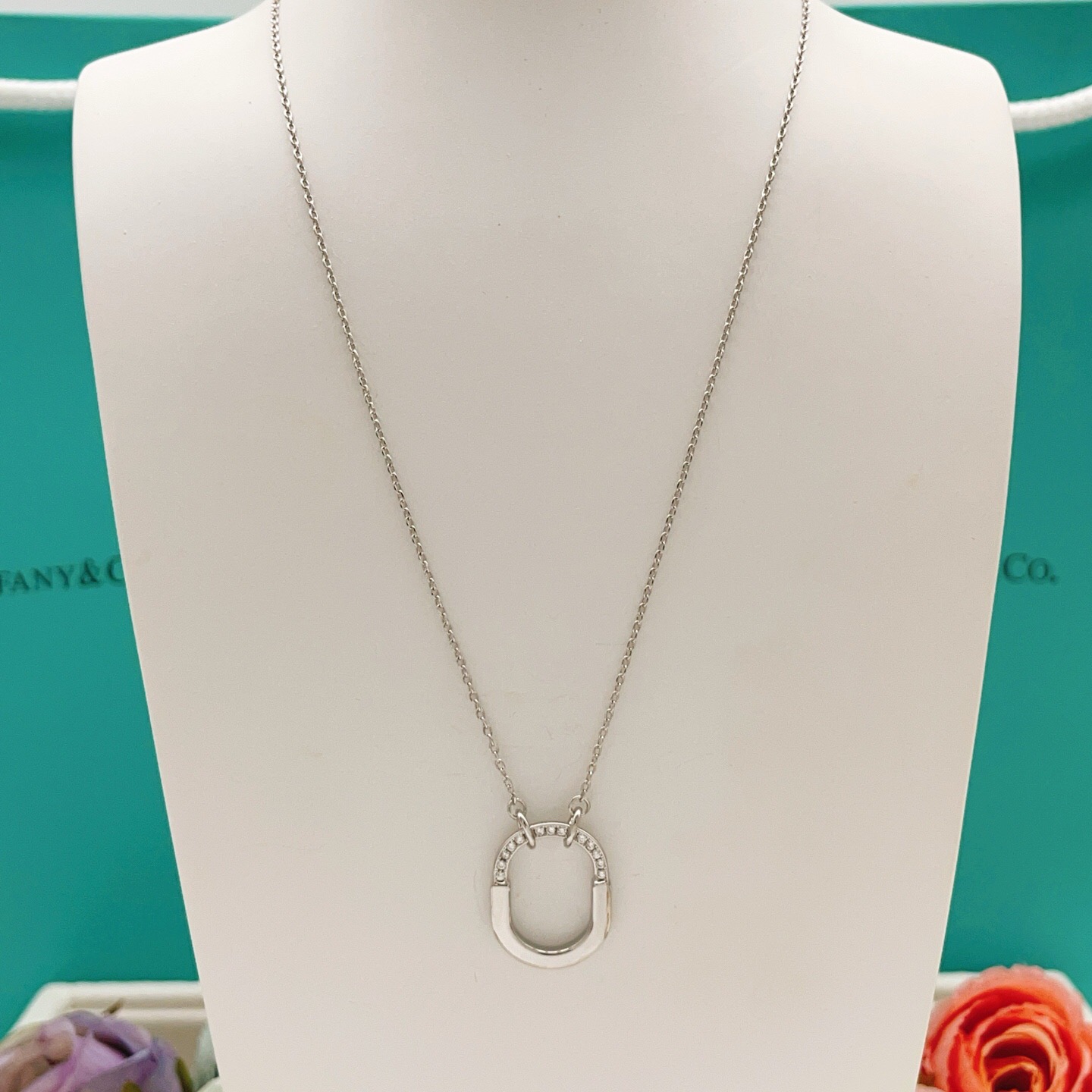 【Tiffany*帝芙尼最新款🆕🆕银色半钻U锁项链】一致官网黄铜材质，非常的上镜‼️设计很特别值得入手。