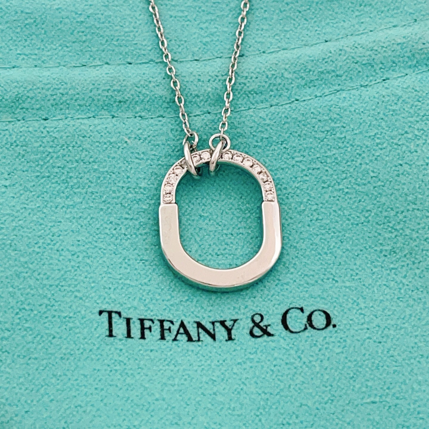 【Tiffany*帝芙尼最新款🆕🆕银色半钻U锁项链】一致官网黄铜材质，非常的上镜‼️设计很特别值得入手。