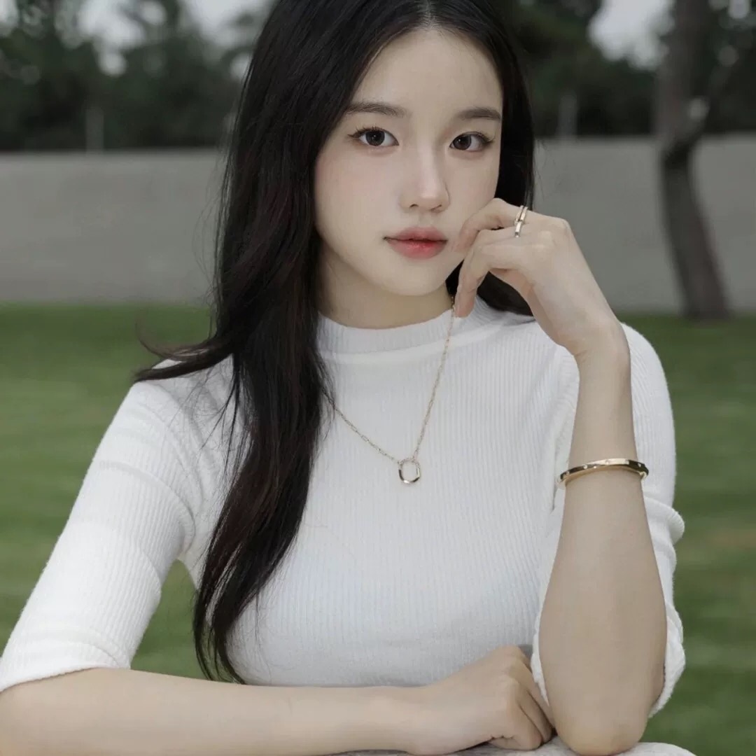 【Tiffany*帝芙尼最新款🆕🆕银色半钻U锁项链】一致官网黄铜材质，非常的上镜‼️设计很特别值得入手。