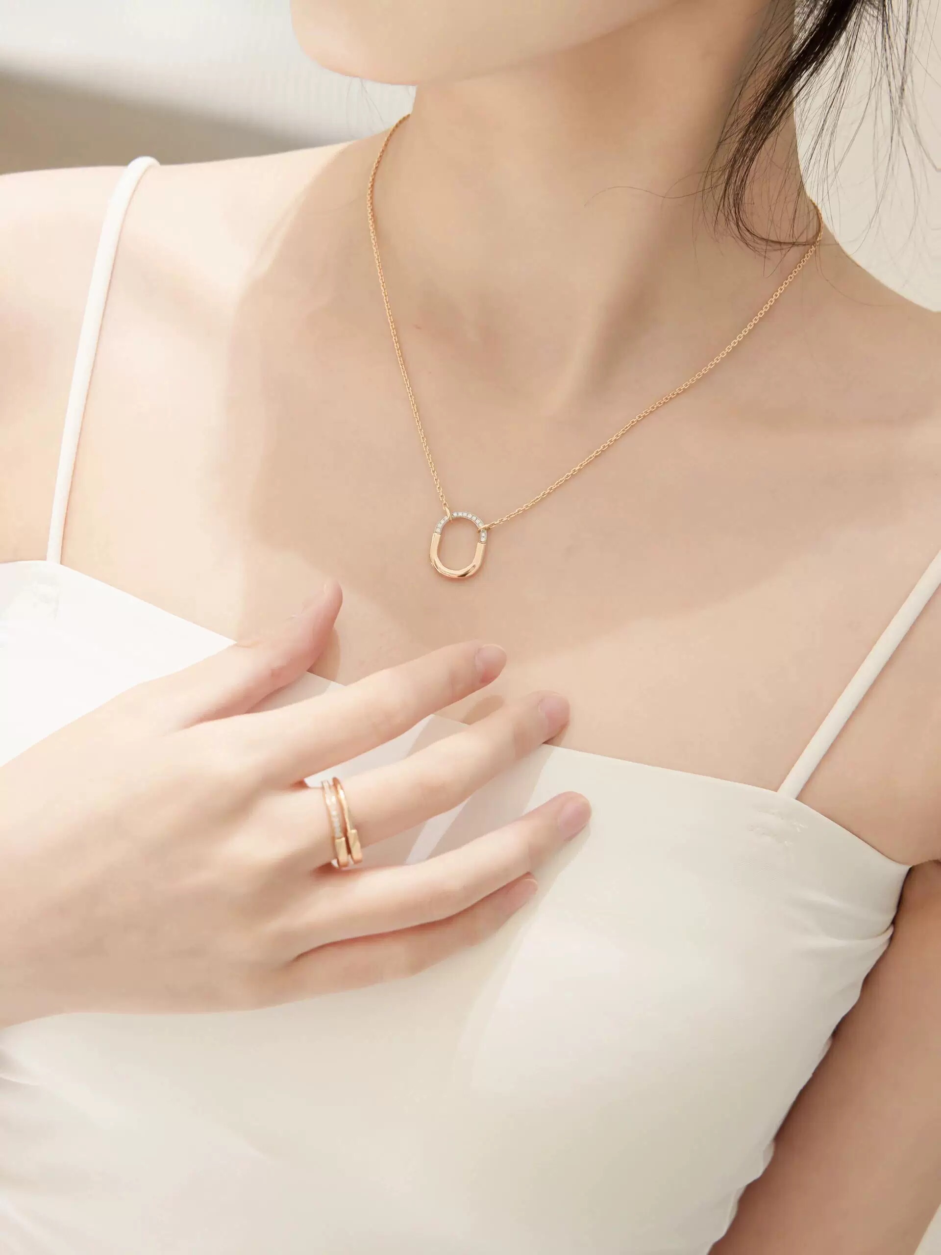 【Tiffany*帝芙尼最新款🆕🆕银色半钻U锁项链】一致官网黄铜材质，非常的上镜‼️设计很特别值得入手。