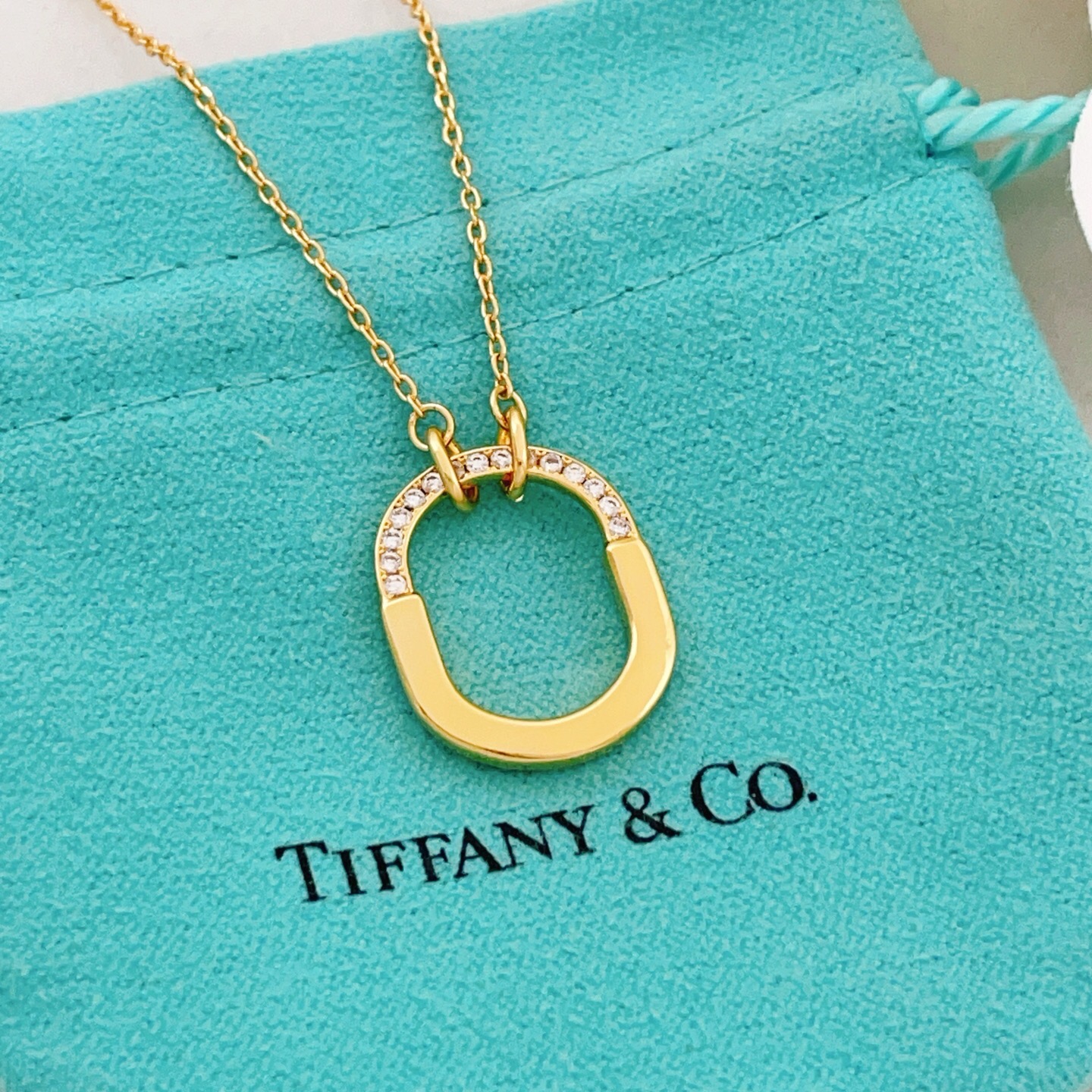 【Tiffany*帝芙尼最新款🆕🆕金色半钻U锁项链】一致官网黄铜材质，非常的上镜‼️设计很特别值得入手。