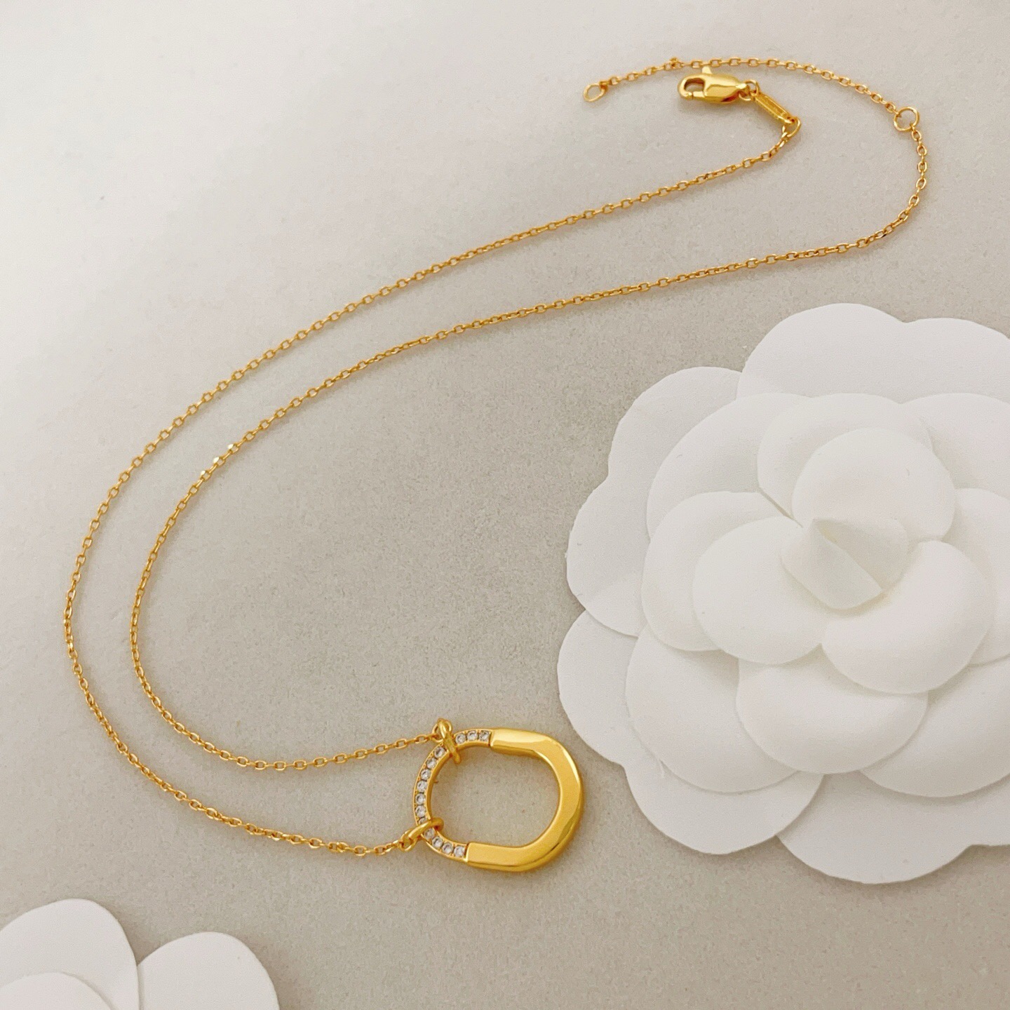 【Tiffany*帝芙尼最新款🆕🆕金色半钻U锁项链】一致官网黄铜材质，非常的上镜‼️设计很特别值得入手。