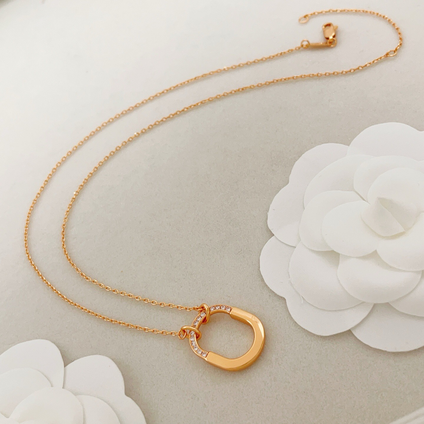 【Tiffany*帝芙尼最新款🆕🆕玫瑰金半钻U锁项链】一致官网黄铜材质，非常的上镜‼️设计很特别值得入手