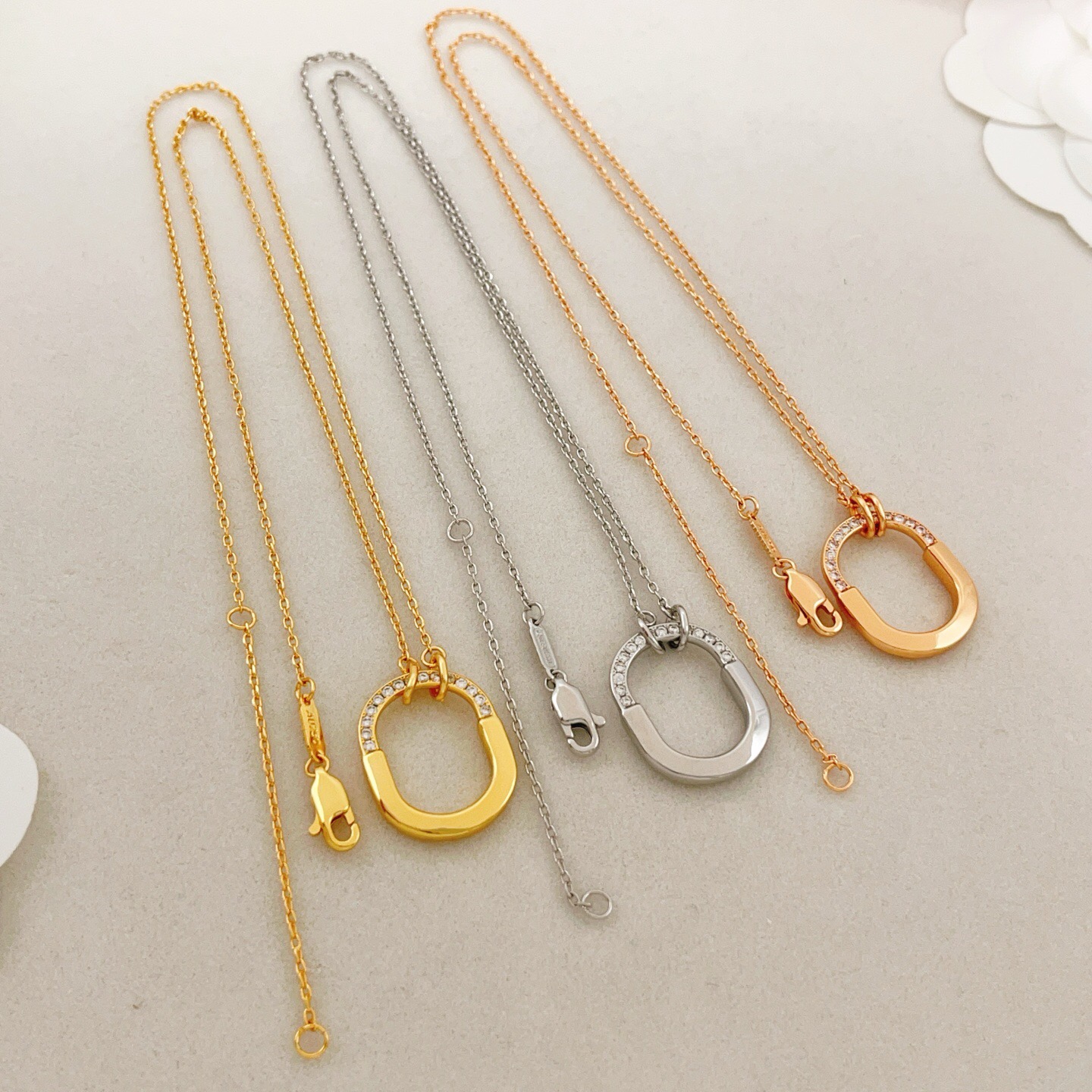 【Tiffany*帝芙尼最新款🆕🆕玫瑰金半钻U锁项链】一致官网黄铜材质，非常的上镜‼️设计很特别值得入手