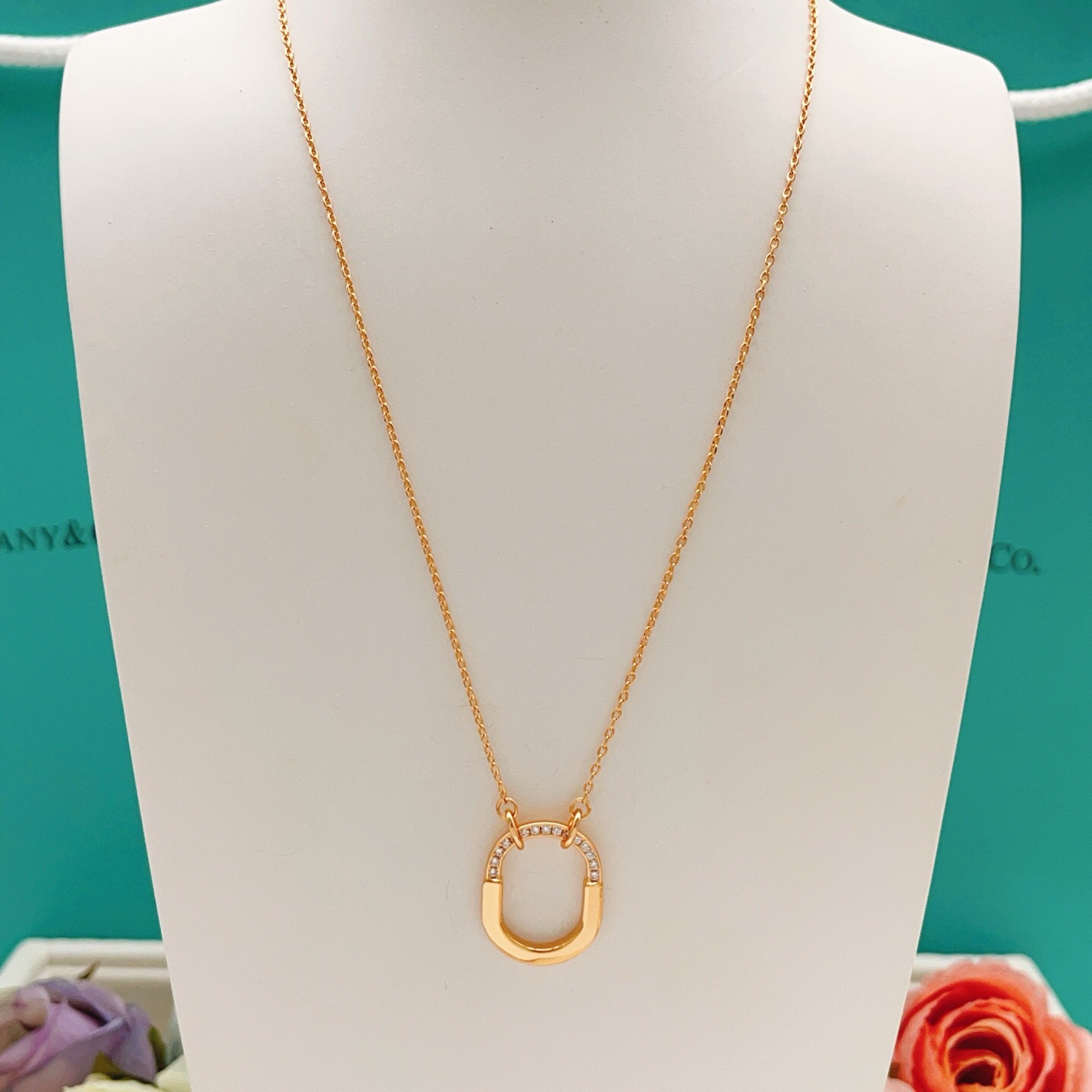 【Tiffany*帝芙尼最新款🆕🆕玫瑰金半钻U锁项链】一致官网黄铜材质，非常的上镜‼️设计很特别值得入手