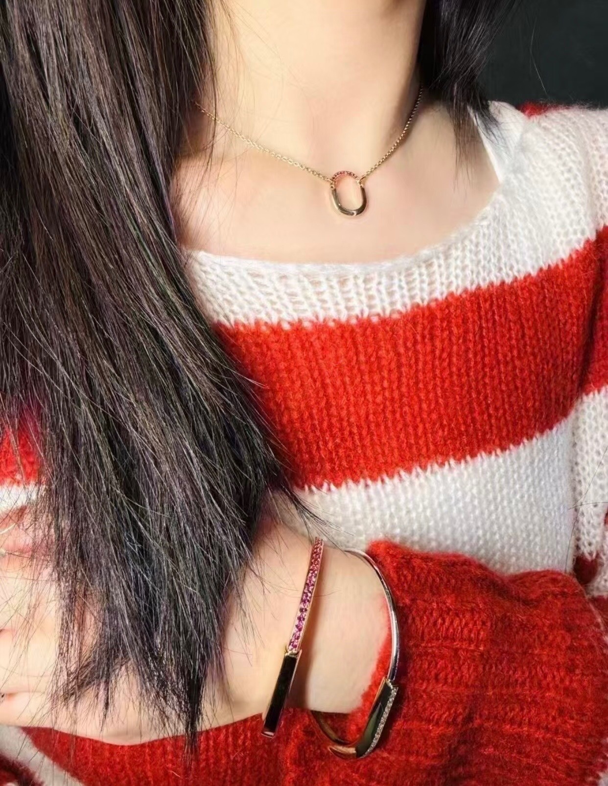 【Tiffany*帝芙尼最新款🆕🆕玫瑰金半钻红钻U锁项链】一致官网黄铜材质，非常的上镜‼️设计很特别值得