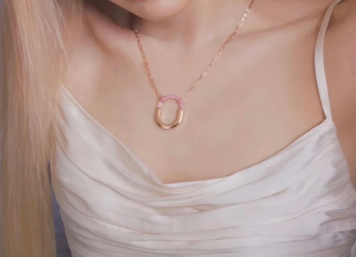 【Tiffany*帝芙尼最新款🆕🆕玫瑰金半钻红钻U锁项链】一致官网黄铜材质，非常的上镜‼️设计很特别值得