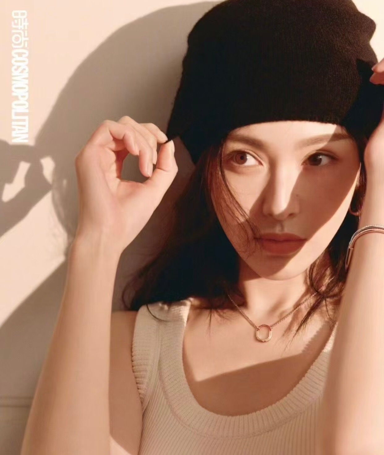 【Tiffany*帝芙尼最新款🆕🆕玫瑰金半钻红钻U锁项链】一致官网黄铜材质，非常的上镜‼️设计很特别值得