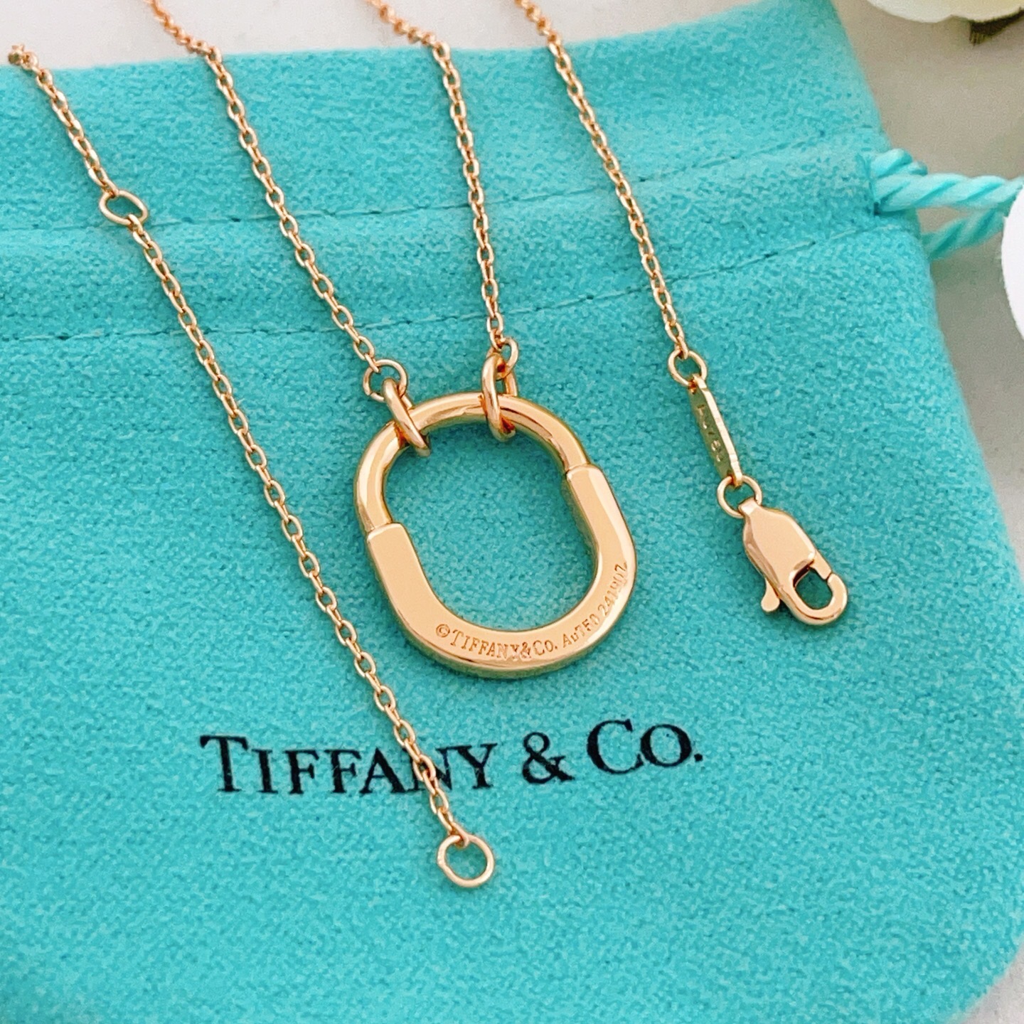 【Tiffany*帝芙尼最新款🆕🆕玫瑰金半钻红钻U锁项链】一致官网黄铜材质，非常的上镜‼️设计很特别值得