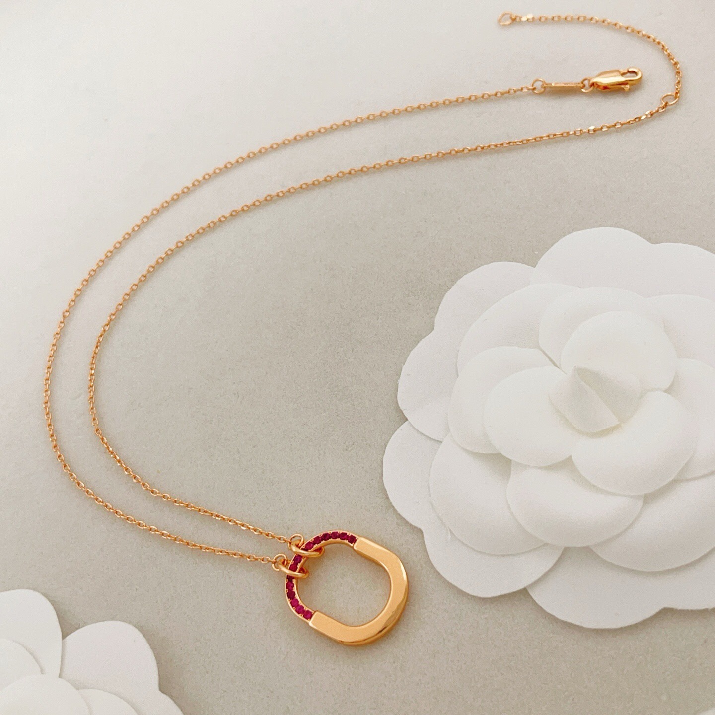 【Tiffany*帝芙尼最新款🆕🆕玫瑰金半钻红钻U锁项链】一致官网黄铜材质，非常的上镜‼️设计很特别值得