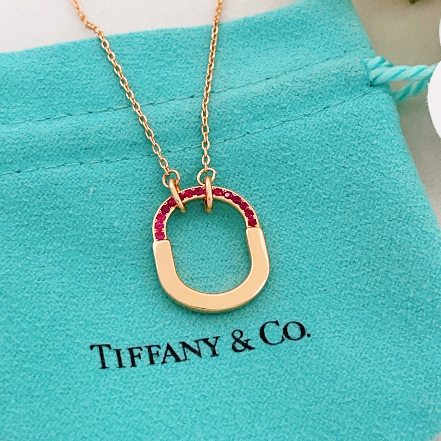 【Tiffany*帝芙尼最新款🆕🆕玫瑰金半钻红钻U锁项链】一致官网黄铜材质，非常的上镜‼️设计很特别值得