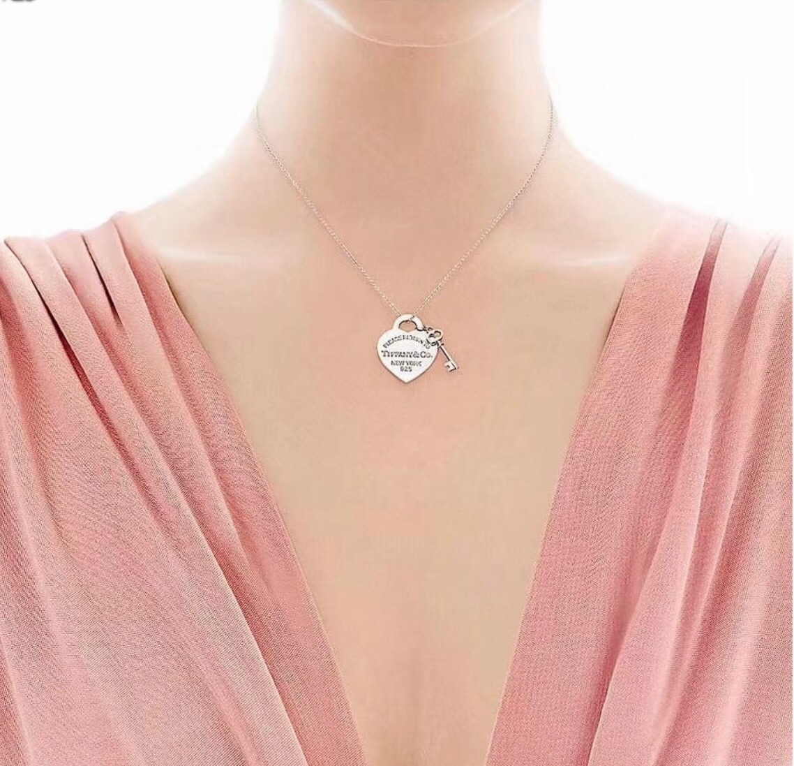 【Tiffany*帝芙尼最新款🆕🆕银色爱心锁匙项链】一致官网黄铜材质，非常的上镜‼️设计很特别值得入手。