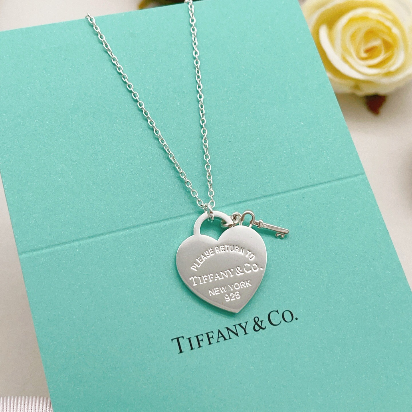 【Tiffany*帝芙尼最新款🆕🆕银色爱心锁匙项链】一致官网黄铜材质，非常的上镜‼️设计很特别值得入手。