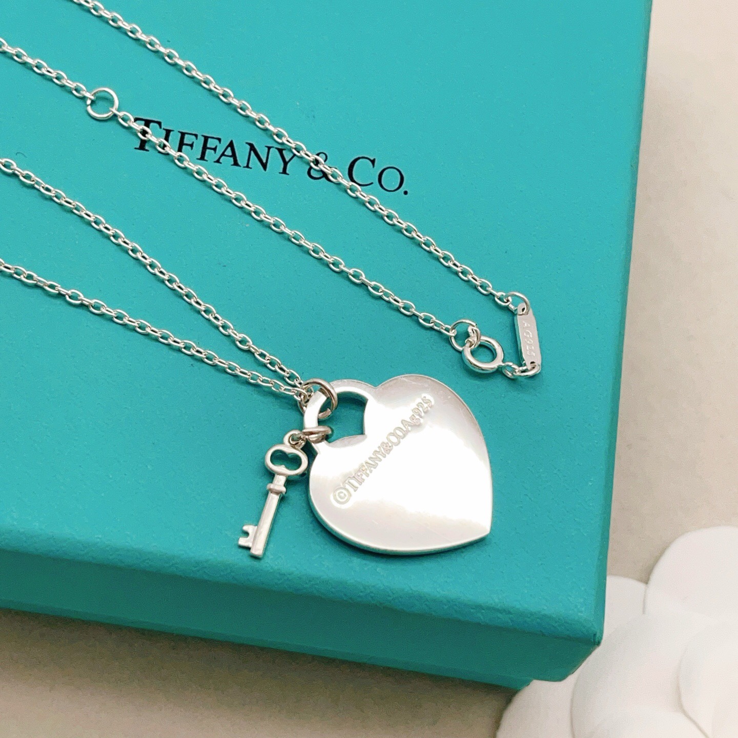【Tiffany*帝芙尼最新款🆕🆕银色爱心锁匙项链】一致官网黄铜材质，非常的上镜‼️设计很特别值得入手。