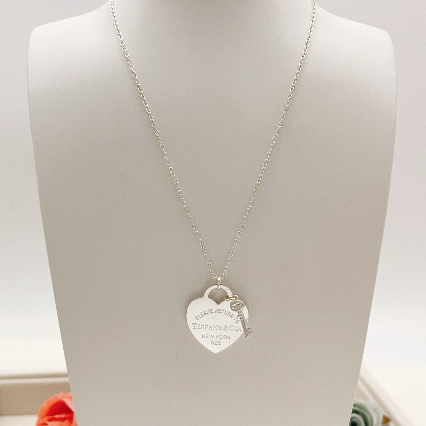 【Tiffany*帝芙尼最新款🆕🆕银色爱心锁匙项链】一致官网黄铜材质，非常的上镜‼️设计很特别值得入手。