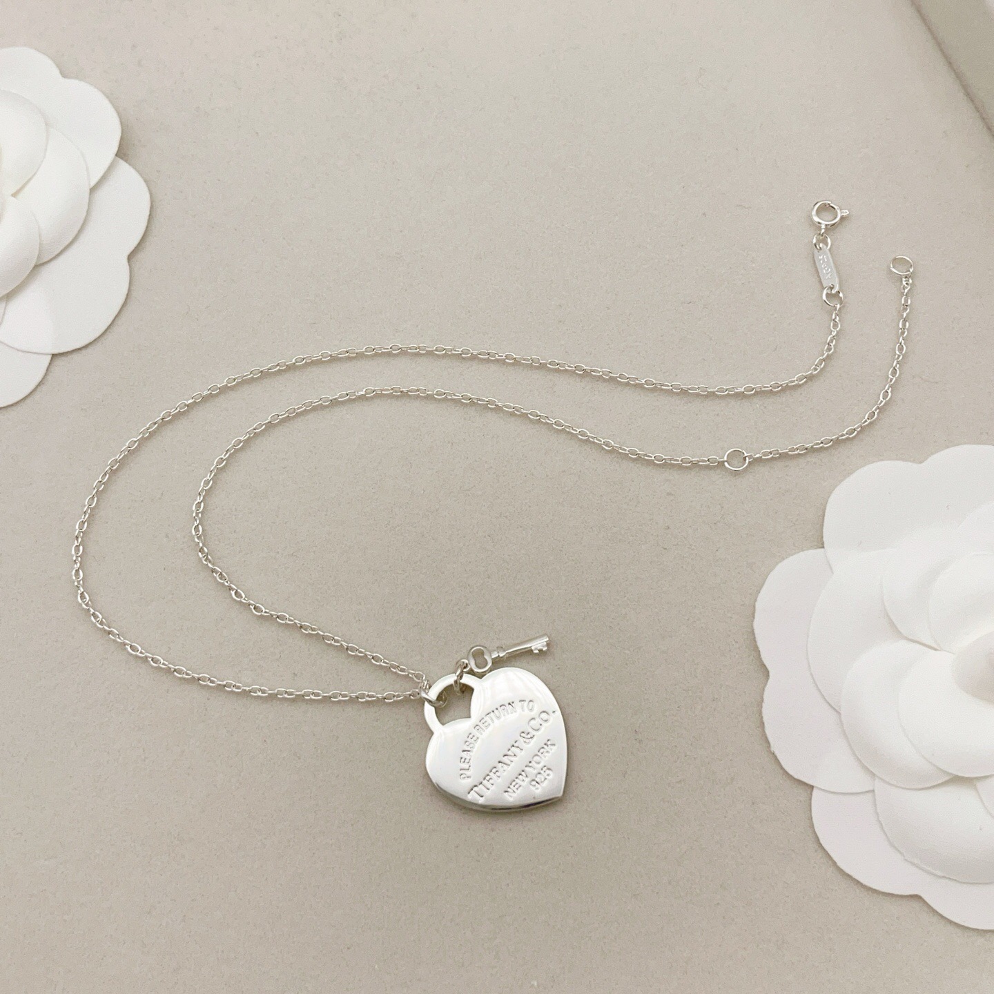 【Tiffany*帝芙尼最新款🆕🆕银色爱心锁匙项链】一致官网黄铜材质，非常的上镜‼️设计很特别值得入手。