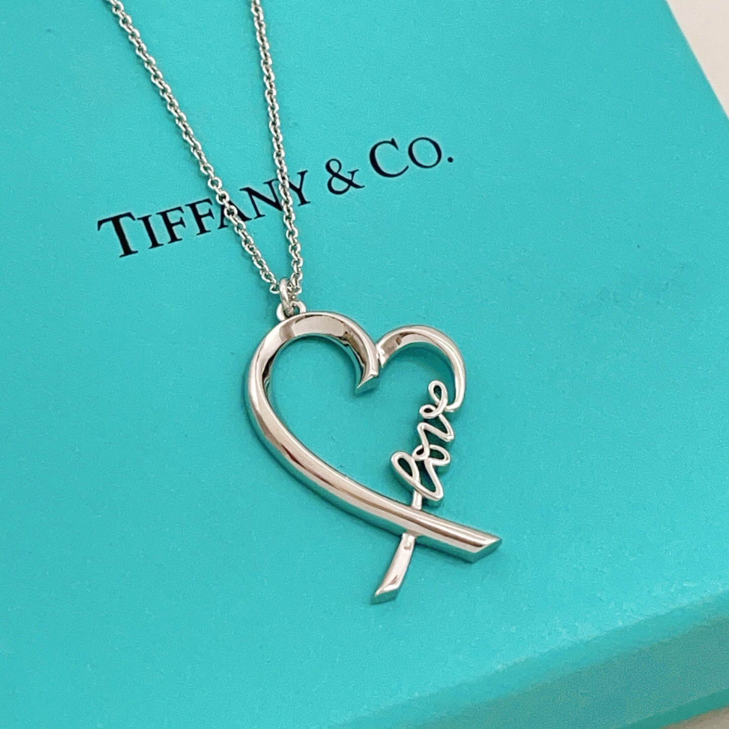 【Tiffany*帝芙尼最新款🆕🆕银色爱心字母项链】一致官网黄铜材质，非常的上镜‼️设计很特别值得入手。
