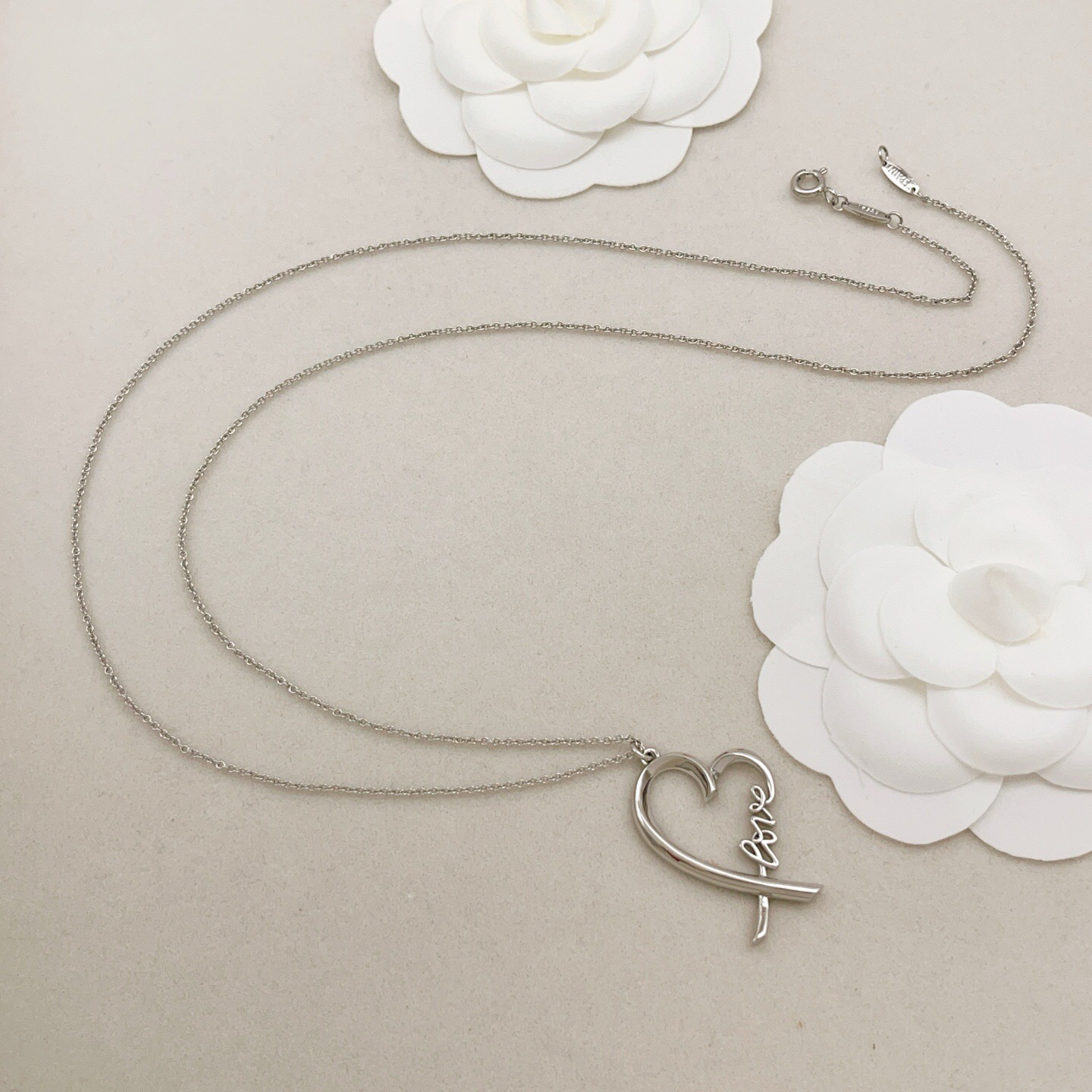 【Tiffany*帝芙尼最新款🆕🆕银色爱心字母项链】一致官网黄铜材质，非常的上镜‼️设计很特别值得入手。