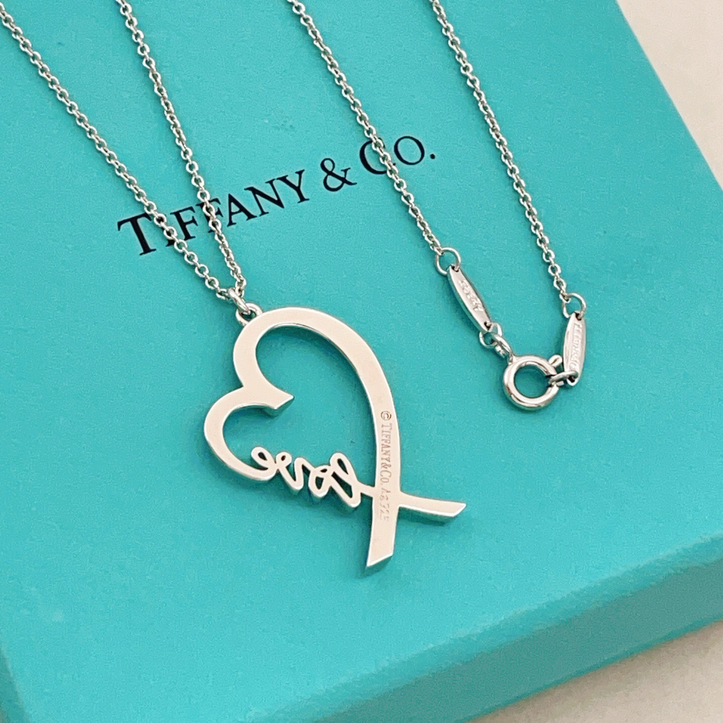 【Tiffany*帝芙尼最新款🆕🆕银色爱心字母项链】一致官网黄铜材质，非常的上镜‼️设计很特别值得入手。