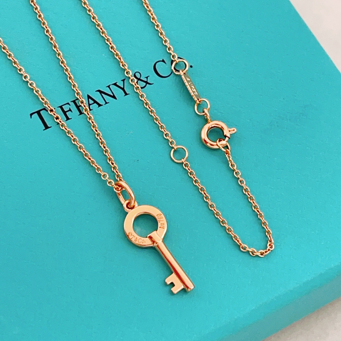 【Tiffany*帝芙尼最新款🆕🆕玫瑰金镶钻锁匙项链】一致官网黄铜材质，非常的上镜‼️设计很特别值得入手